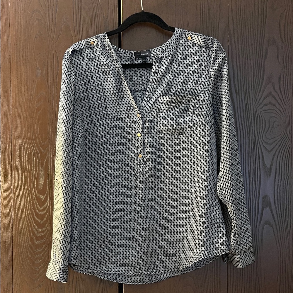 The Limited long sleeved black with white pattern blouse.
Size Medium.